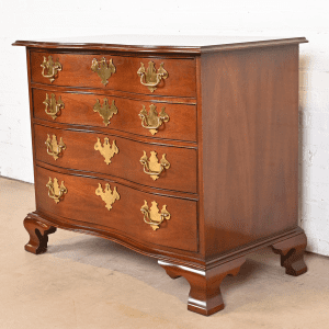 Hickory Chair Georgian Solid Mahogany Serpentine Front Commode or Chest of Drawers