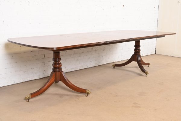 Henredon Georgian Banded Mahogany Double Pedestal Extension Dining Table, Newly Refinished - Image 4