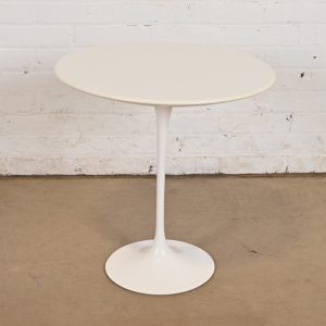 Eero Saarinen for Knoll Mid-Century Modern White Pedestal Tulip Side Table