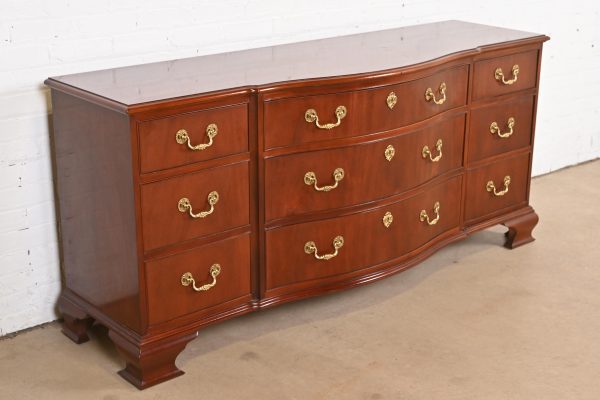 Baker Furniture Georgian Mahogany Bow Front Dresser or Credenza - Image 4