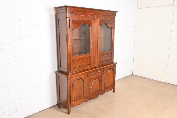 Baker Furniture French Provincial Louis XV Carved Cherry Wood Lighted Breakfront Bookcase Cabinet - Image 4