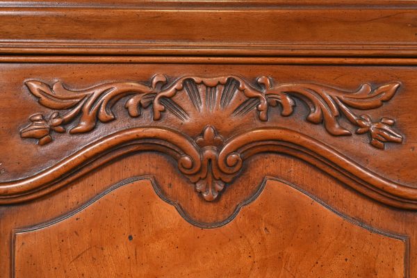 Henredon French Provincial Louis XV Carved Walnut Buffet Server or Bar Cabinet, Circa 1960s - Image 7