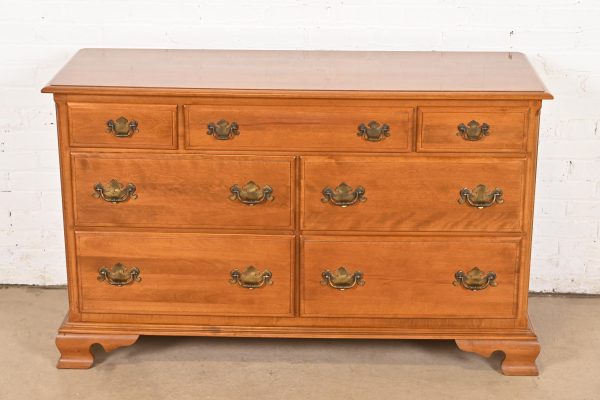 Ethan Allen American Colonial Solid Maple Seven-Drawer Dresser, 1970s - Image 3
