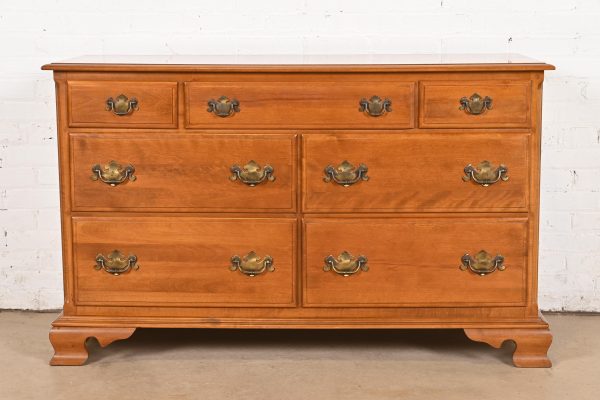 Ethan Allen American Colonial Solid Maple Seven-Drawer Dresser, 1970s - Image 2