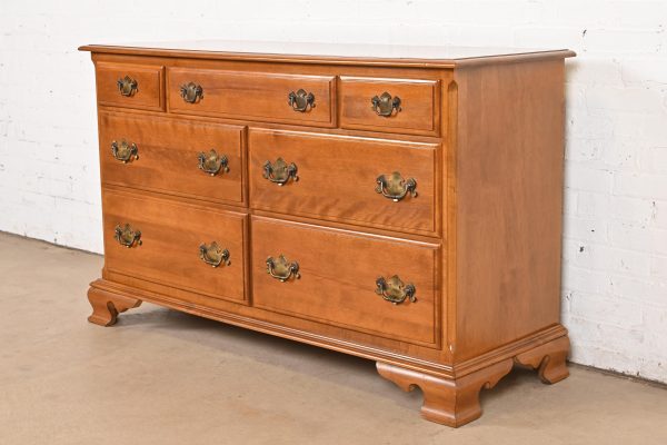 Ethan Allen American Colonial Solid Maple Seven-Drawer Dresser, 1970s