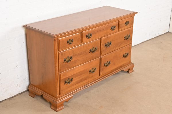 Ethan Allen American Colonial Solid Maple Seven-Drawer Dresser, 1970s - Image 4