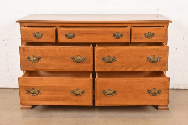 Ethan Allen American Colonial Solid Maple Seven-Drawer Dresser, 1970s - Image 5