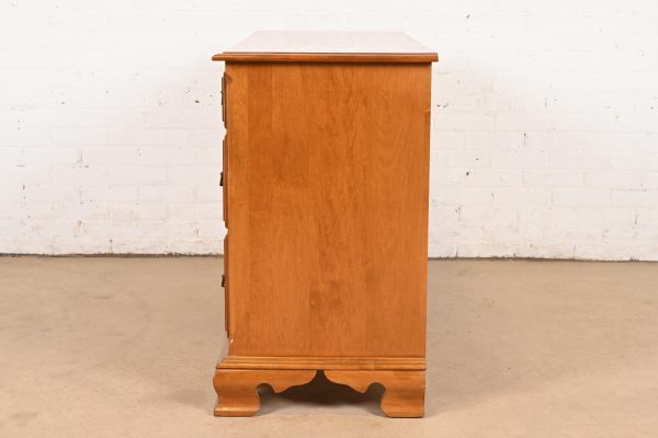 Ethan Allen American Colonial Solid Maple Seven-Drawer Dresser, 1970s - Image 10