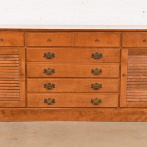 Ethan Allen American Colonial Solid Maple Eleven-Drawer Dresser or Credenza, 1970s