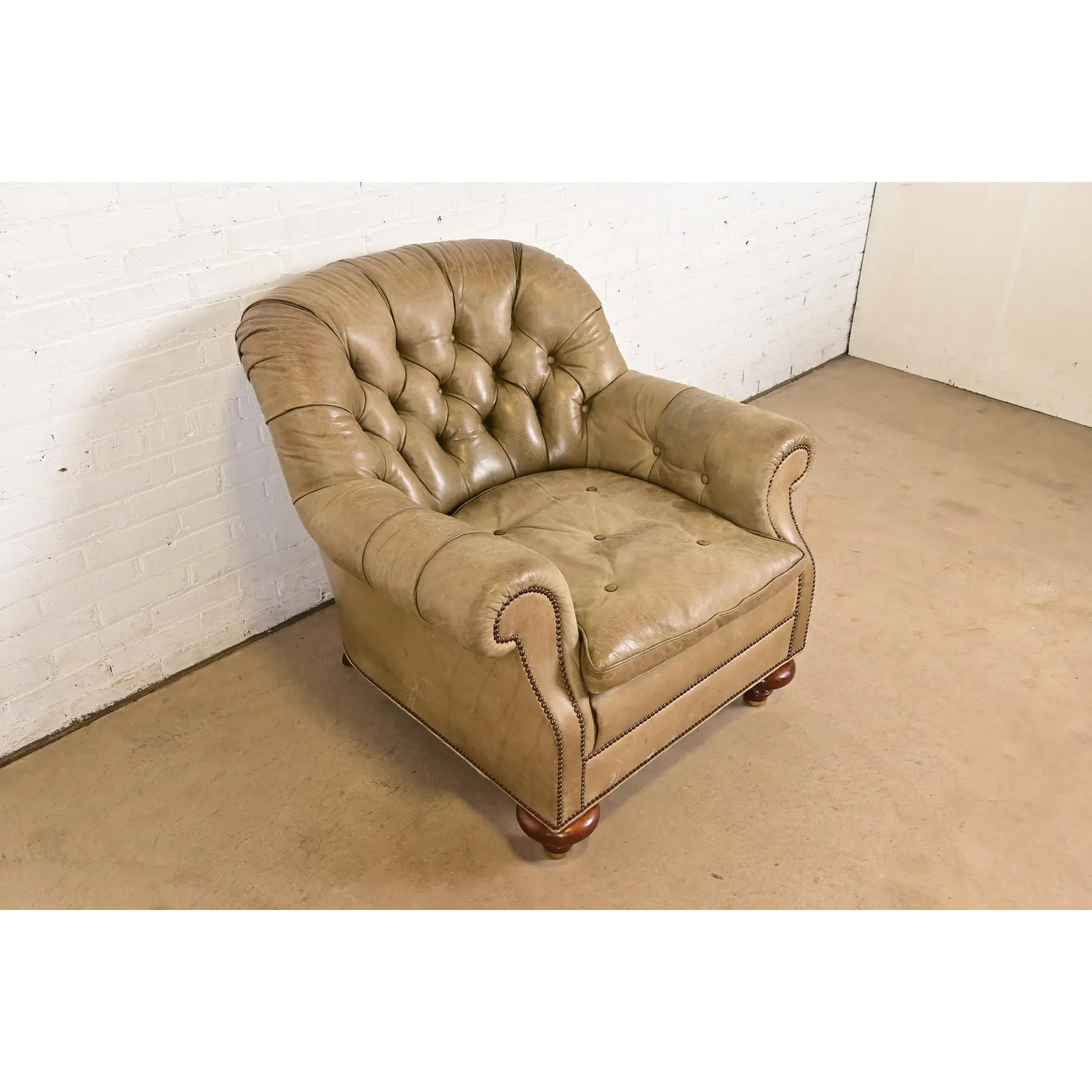 Baker Furniture Stately Homes Collection Late Victorian Tufted Leather Club Chair - Image 4