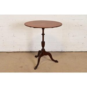 Baker Furniture Style Georgian Mahogany Tilt-Top Pedestal Tea Table or Occasional Side Table