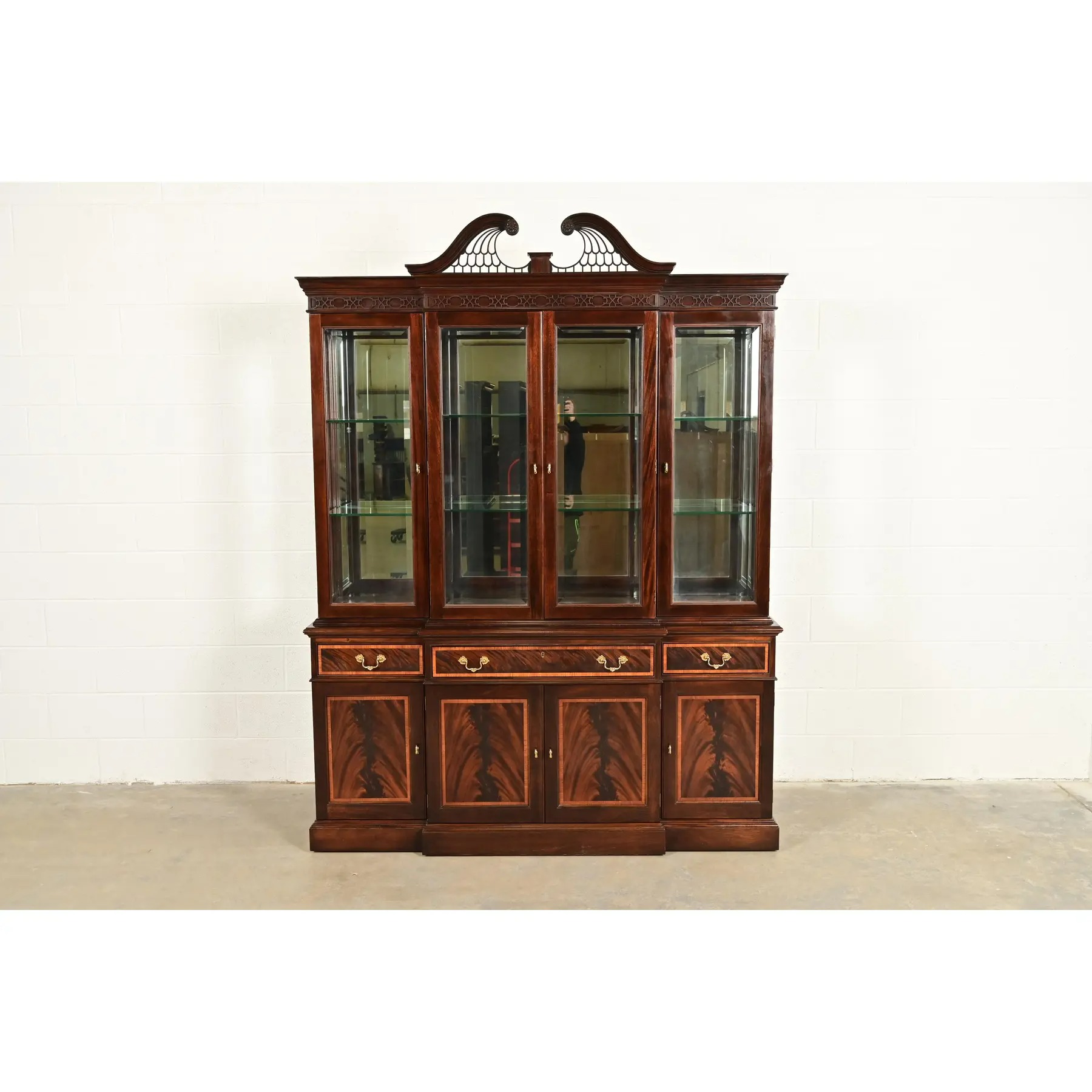 Stickley Georgian Flame Mahogany Lighted Breakfront Bookcase Cabinet - Image 2
