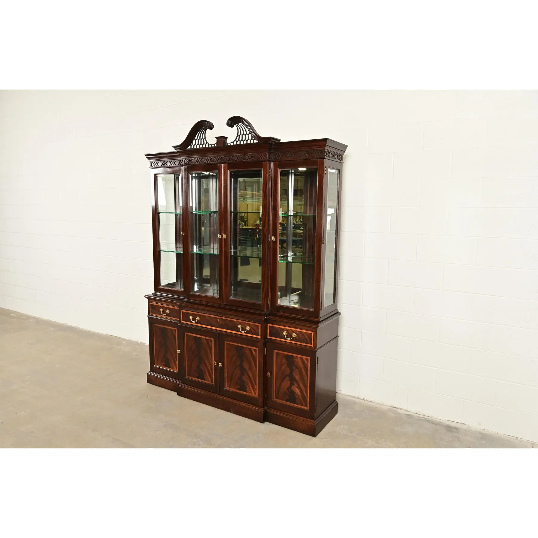 Stickley Georgian Flame Mahogany Lighted Breakfront Bookcase Cabinet - Image 3