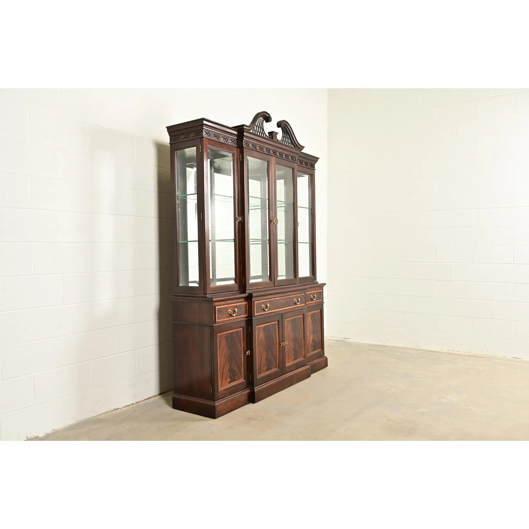 Stickley Georgian Flame Mahogany Lighted Breakfront Bookcase Cabinet - Image 4