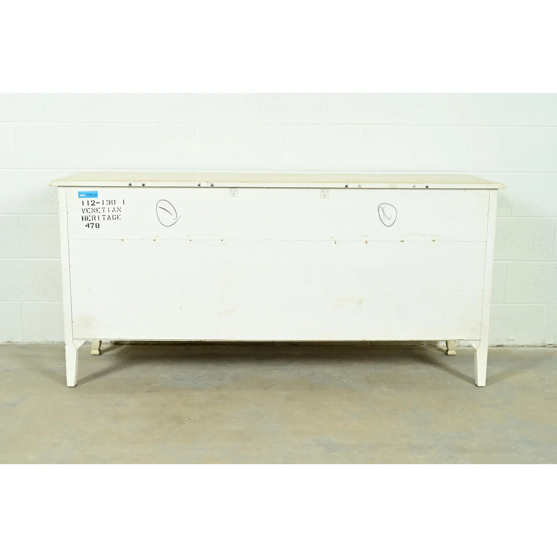 Drexel Heritage French Provincial Louis XV Cream Lacquered Paint-Decorated Triple Dresser or Credenza, 1970s - Image 12