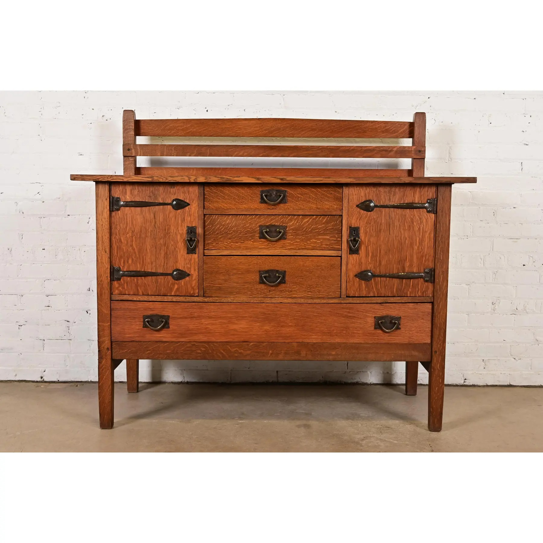 Gustav Stickley Antique Mission Oak Arts & Crafts Strap Hinge Sideboard, Circa 1910