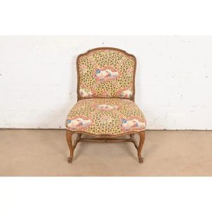 Baker Furniture Style French Provincial Louis XV Carved Walnut Slipper Chair or Lounge Chair, Circa 1960s