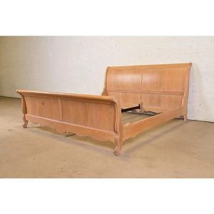 Thomasville French Country Carved Oak King Size Sleigh Bed