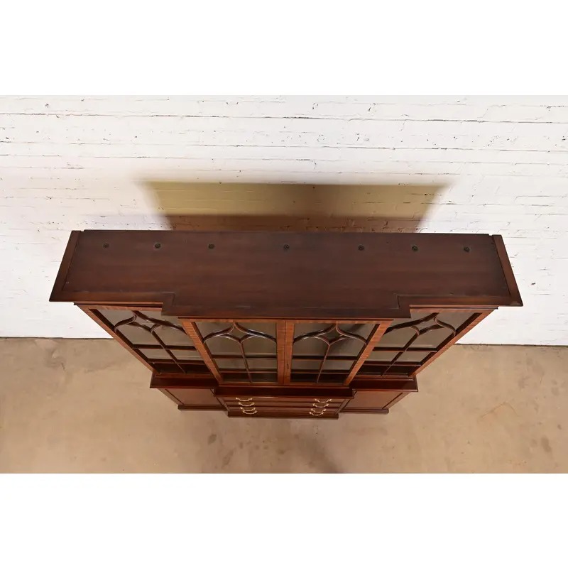 Henkel Harris Georgian Carved Mahogany Lighted Breakfront Bookcase Cabinet - Image 15