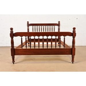 Ethan Allen Style American Colonial Carved Mahogany Full Size Spindle Bed