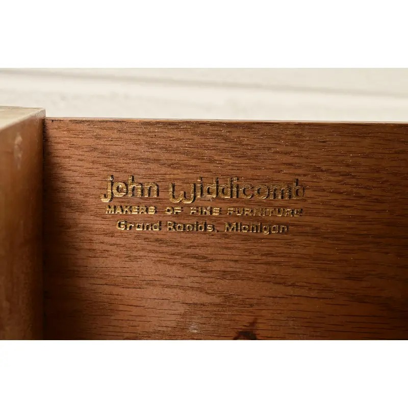 John Widdicomb Italian Rococo Louis XV Cream Lacquered and Gold Gilt Bedside Chests, Pair - Image 8