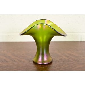Loetz Art Nouveau Creta Glatt Iridescent Art Glass Vase, Circa 1900