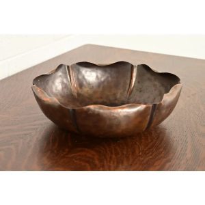 Roycroft Style Arts & Crafts Hammered Copper Flower Form Fruit Bowl or Centerpiece Bowl With Ruffled Edges