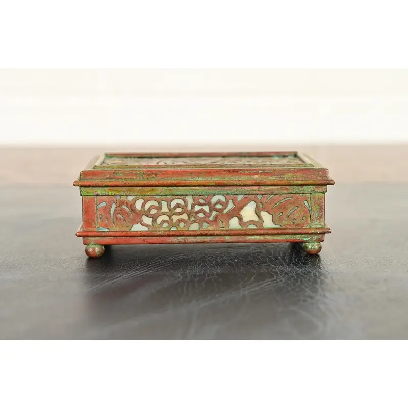 Tiffany Studios New York Grapevine Pattern Bronze and Favrile Slag Glass Box - Image 2