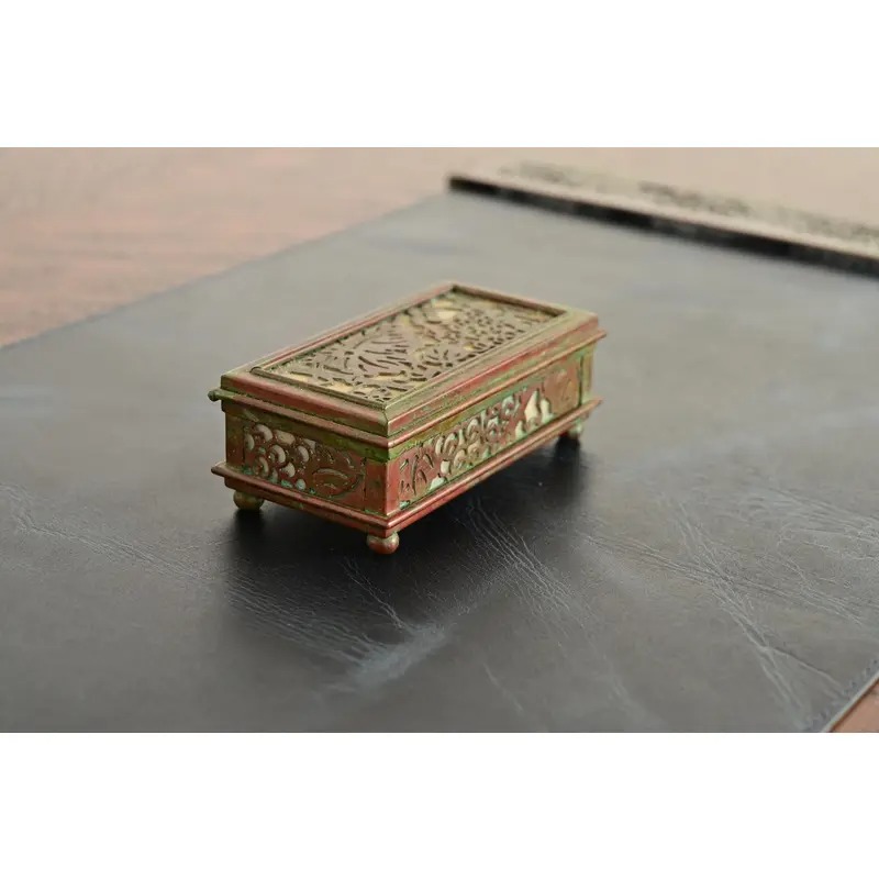 Tiffany Studios New York Grapevine Pattern Bronze and Favrile Slag Glass Box - Image 3
