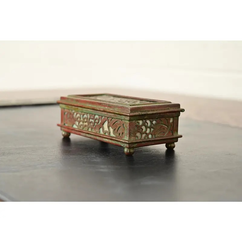 Tiffany Studios New York Grapevine Pattern Bronze and Favrile Slag Glass Box - Image 4
