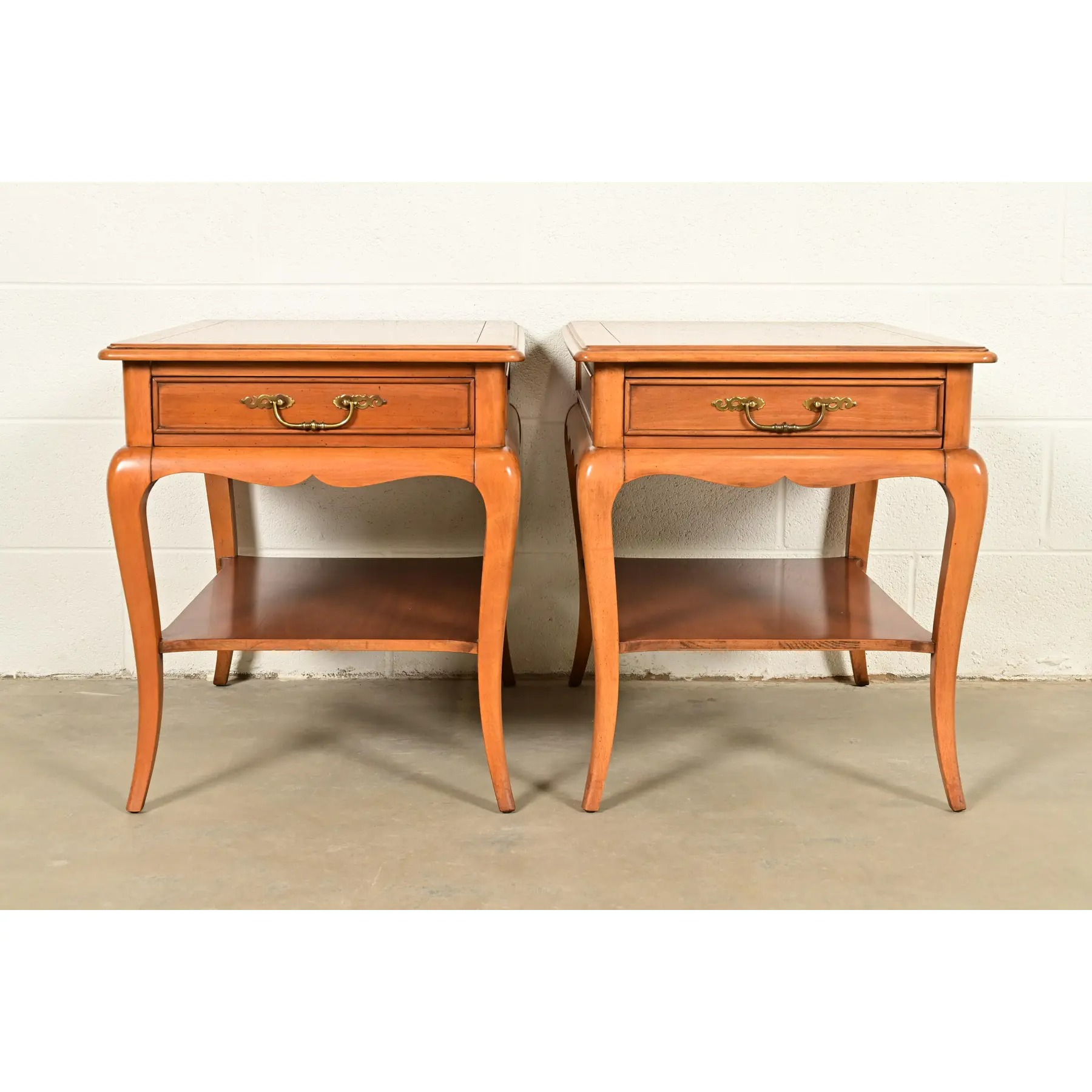 HHekman French Provincial Louis XV Carved Walnut Nightstands or Side Tables, Pairekman French Provincial Louis XV Carved Walnut Nightstands or Side Tables, Pair - Image 3
