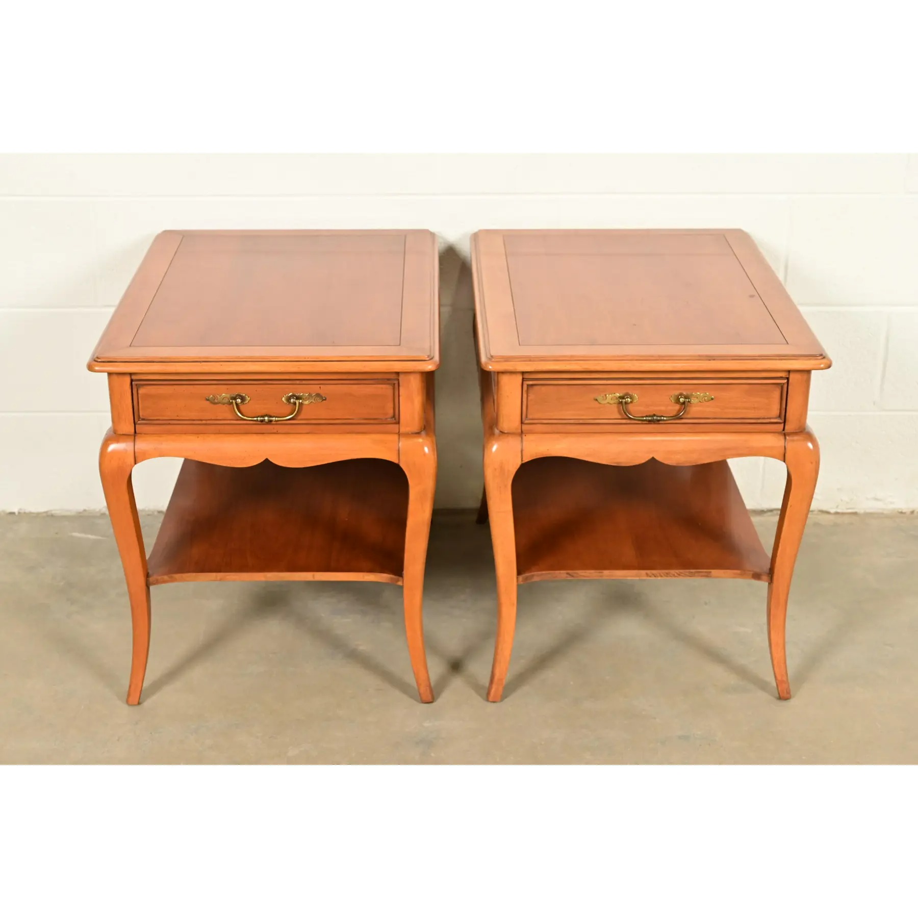 HHekman French Provincial Louis XV Carved Walnut Nightstands or Side Tables, Pairekman French Provincial Louis XV Carved Walnut Nightstands or Side Tables, Pair - Image 2