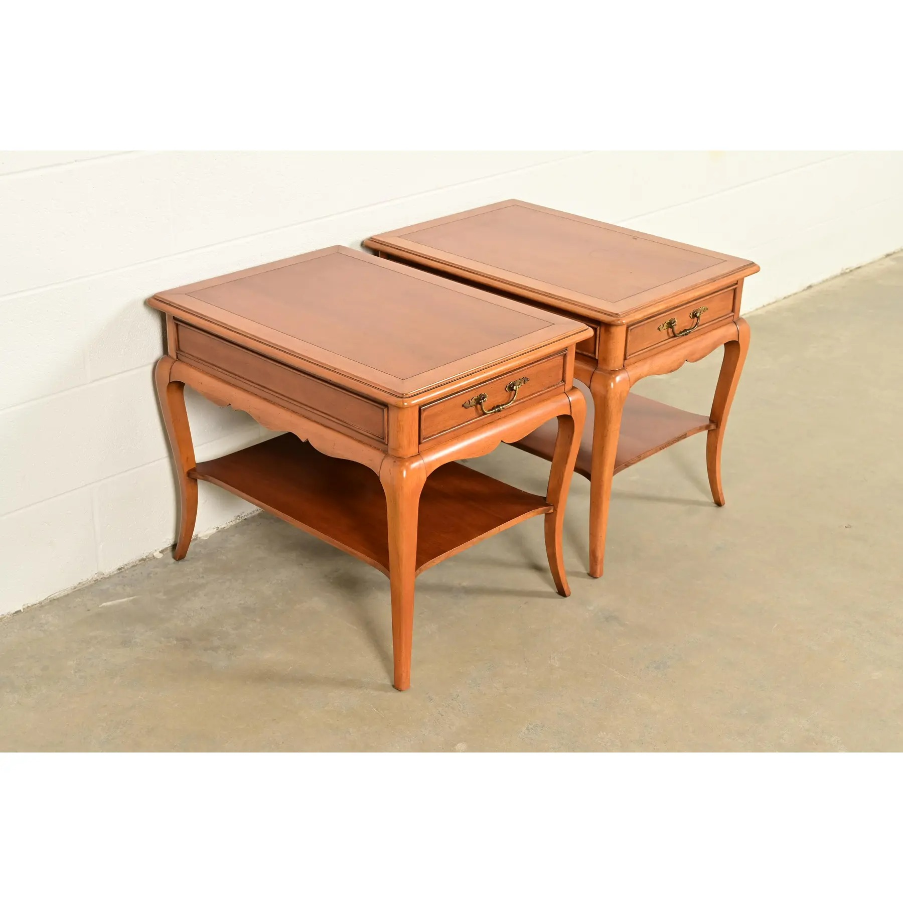 HHekman French Provincial Louis XV Carved Walnut Nightstands or Side Tables, Pairekman French Provincial Louis XV Carved Walnut Nightstands or Side Tables, Pair - Image 4