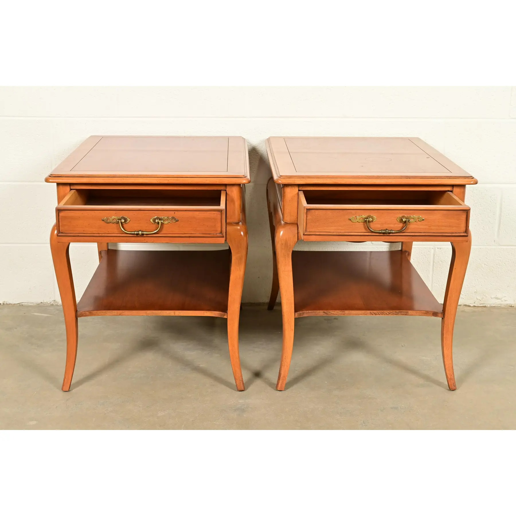HHekman French Provincial Louis XV Carved Walnut Nightstands or Side Tables, Pairekman French Provincial Louis XV Carved Walnut Nightstands or Side Tables, Pair - Image 5