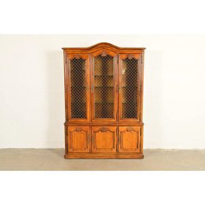 Henredon French Provincial Louis XV Carved Walnut Lighted Breakfront Bookcase Cabinet, Circa 1970s