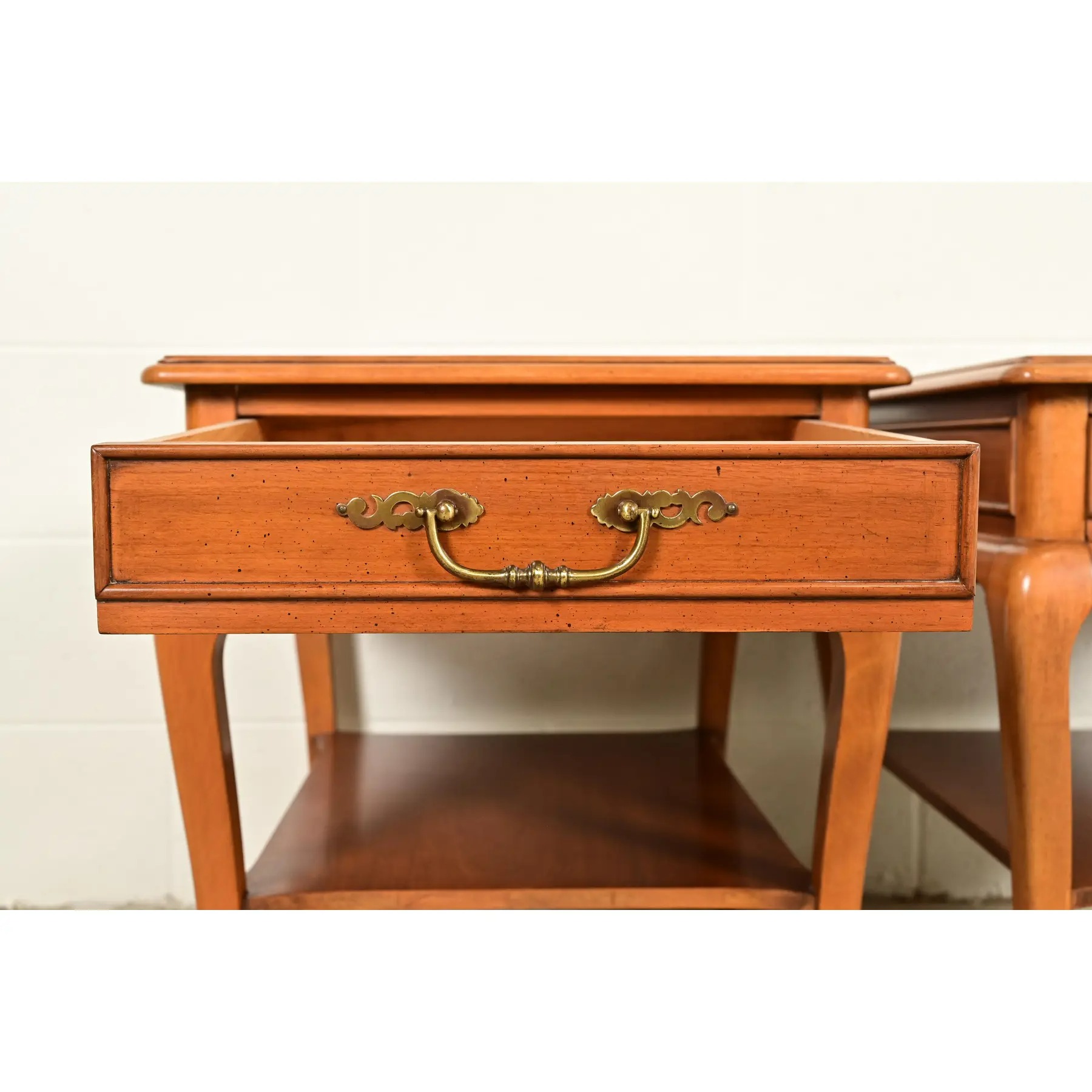 HHekman French Provincial Louis XV Carved Walnut Nightstands or Side Tables, Pairekman French Provincial Louis XV Carved Walnut Nightstands or Side Tables, Pair - Image 8