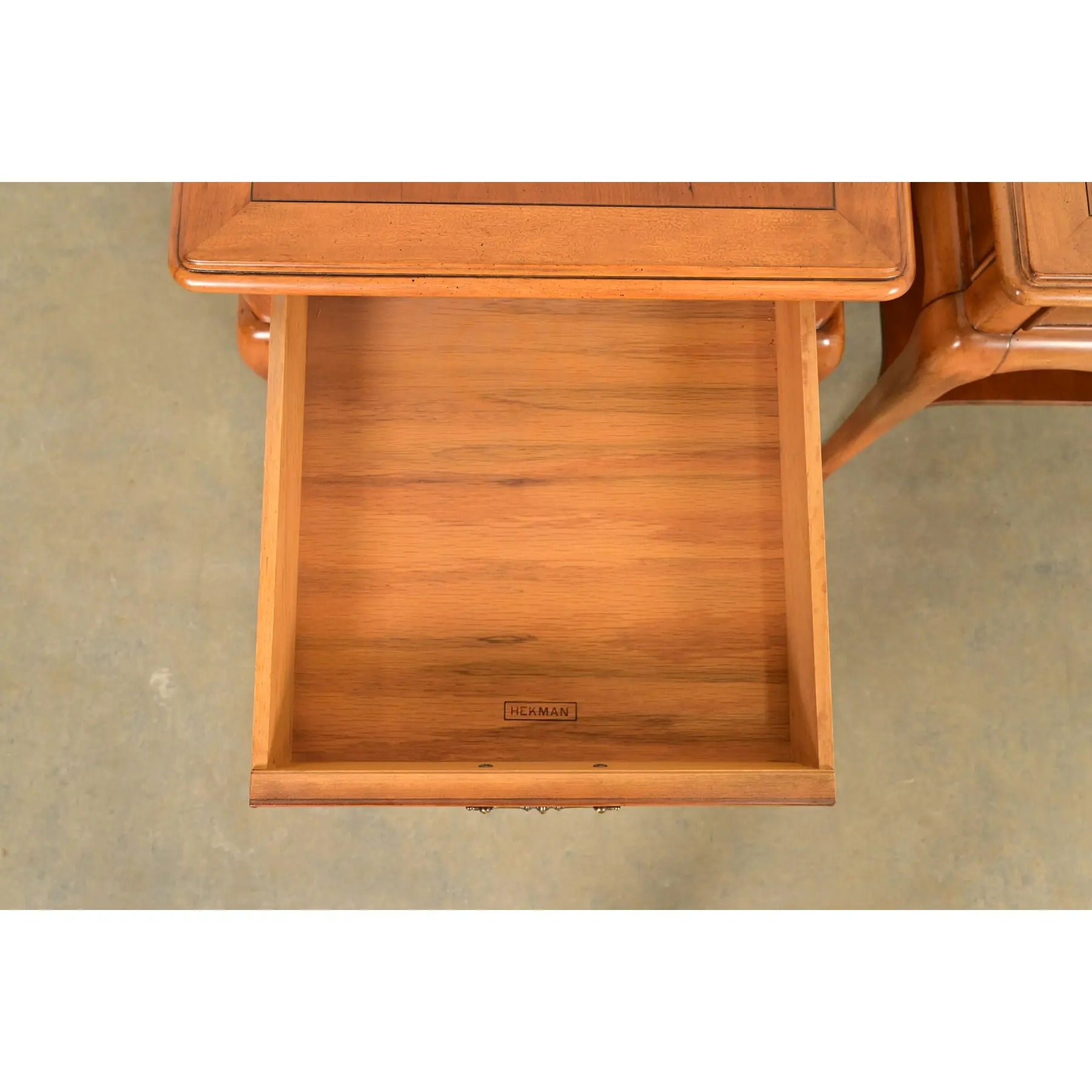 HHekman French Provincial Louis XV Carved Walnut Nightstands or Side Tables, Pairekman French Provincial Louis XV Carved Walnut Nightstands or Side Tables, Pair - Image 7