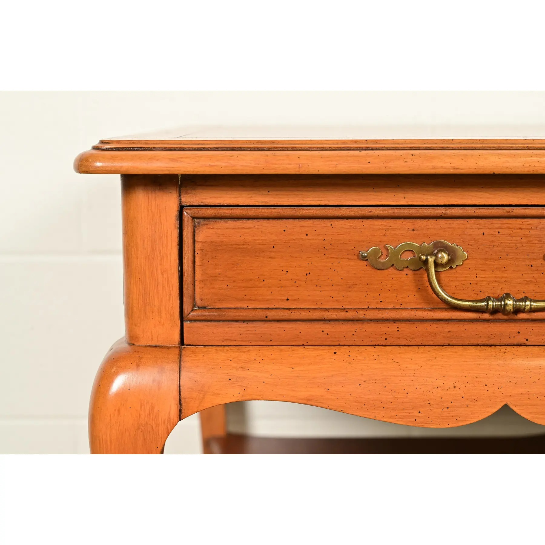 HHekman French Provincial Louis XV Carved Walnut Nightstands or Side Tables, Pairekman French Provincial Louis XV Carved Walnut Nightstands or Side Tables, Pair - Image 10