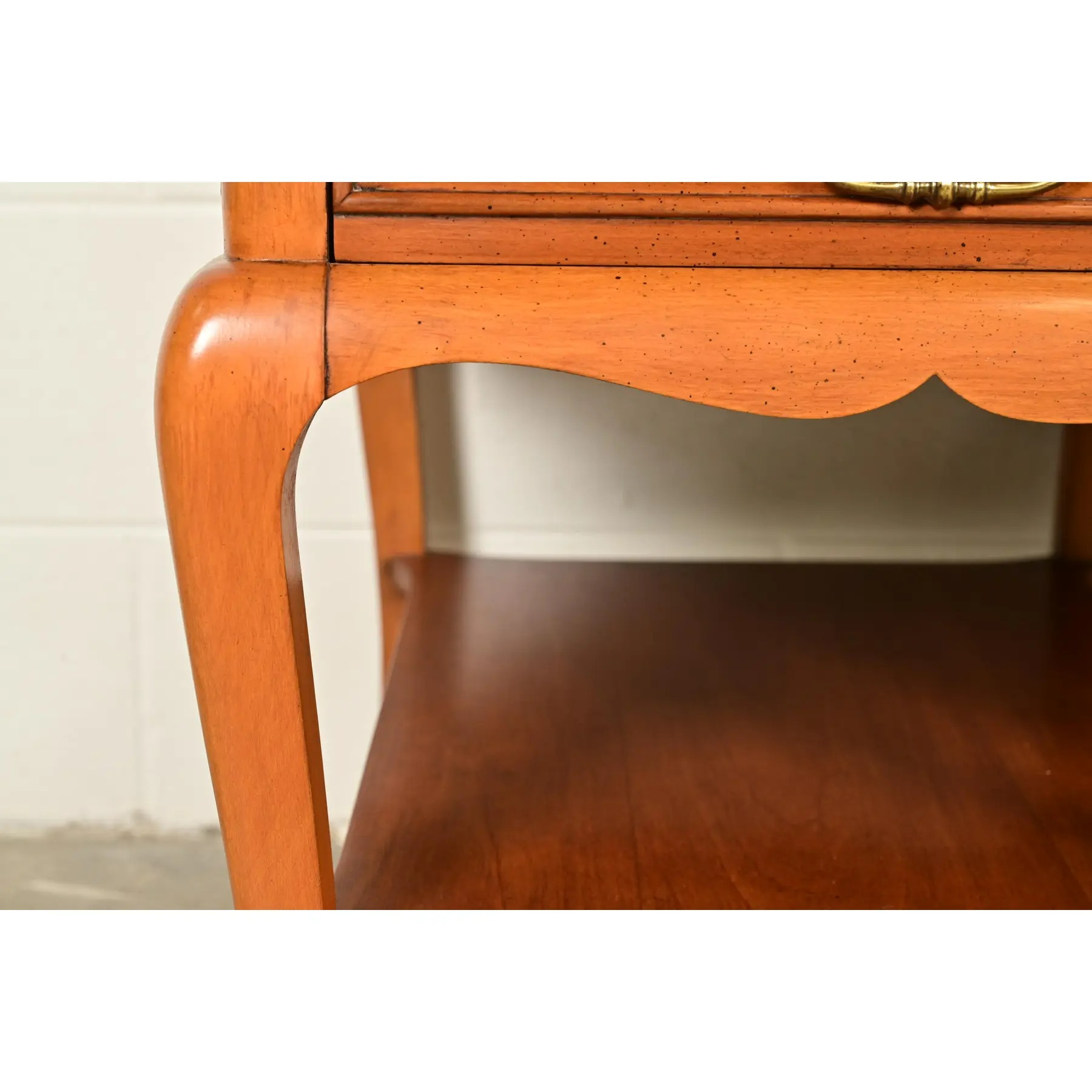 HHekman French Provincial Louis XV Carved Walnut Nightstands or Side Tables, Pairekman French Provincial Louis XV Carved Walnut Nightstands or Side Tables, Pair - Image 11
