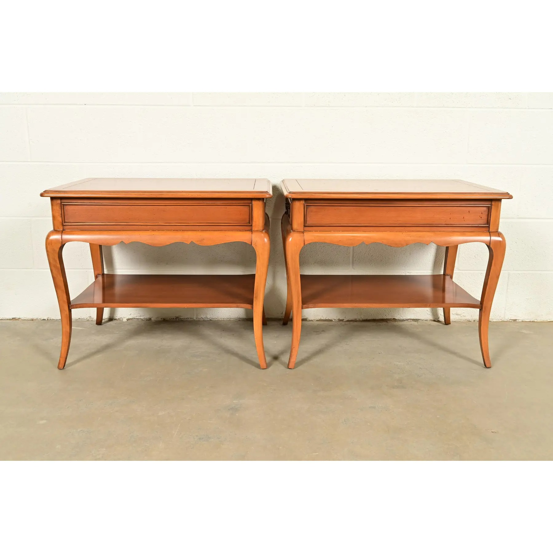 HHekman French Provincial Louis XV Carved Walnut Nightstands or Side Tables, Pairekman French Provincial Louis XV Carved Walnut Nightstands or Side Tables, Pair - Image 14