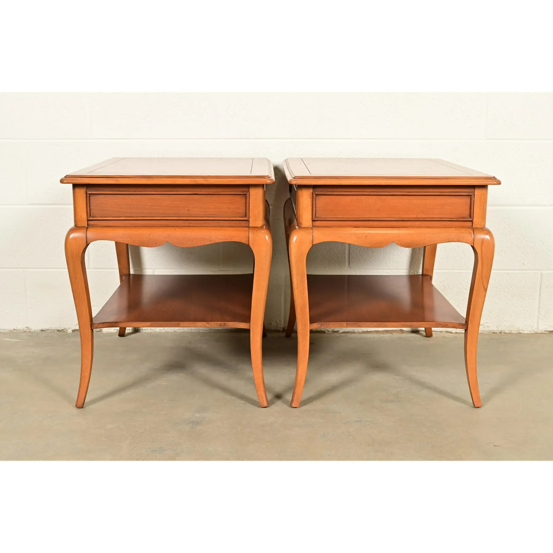 HHekman French Provincial Louis XV Carved Walnut Nightstands or Side Tables, Pairekman French Provincial Louis XV Carved Walnut Nightstands or Side Tables, Pair - Image 15