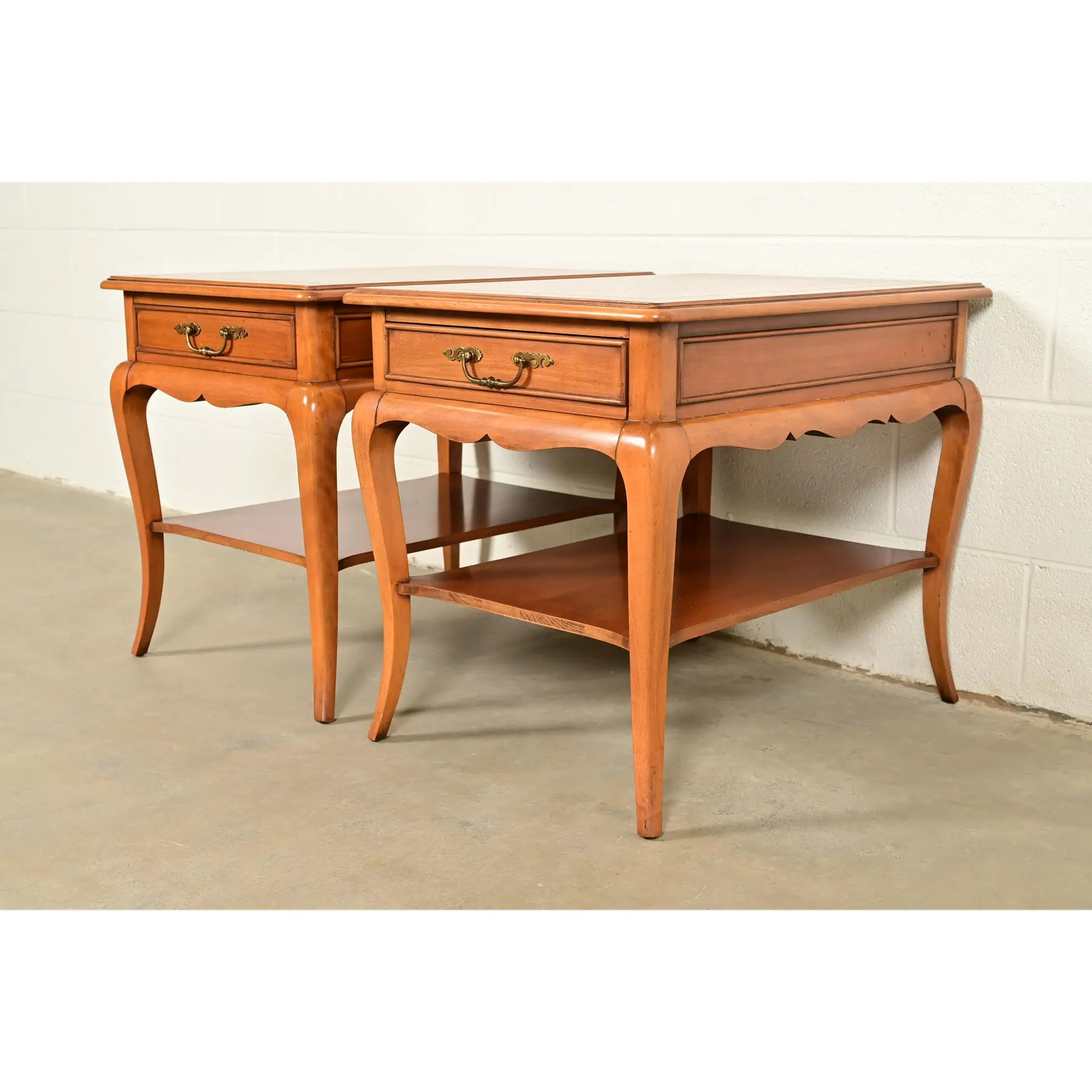 HHekman French Provincial Louis XV Carved Walnut Nightstands or Side Tables, Pairekman French Provincial Louis XV Carved Walnut Nightstands or Side Tables, Pair
